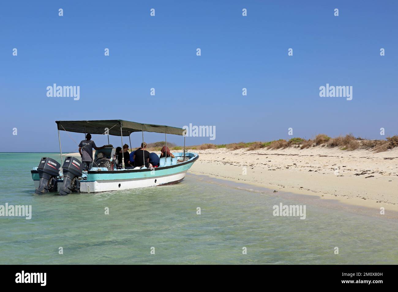 I turisti in un'escursione in mare al remoto Arcipelago di Dahlak nel Mar Rosso Foto Stock