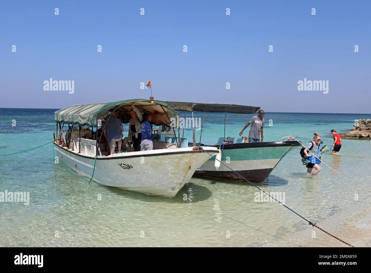 I turisti in un'escursione in mare al remoto Arcipelago di Dahlak nel Mar Rosso Foto Stock