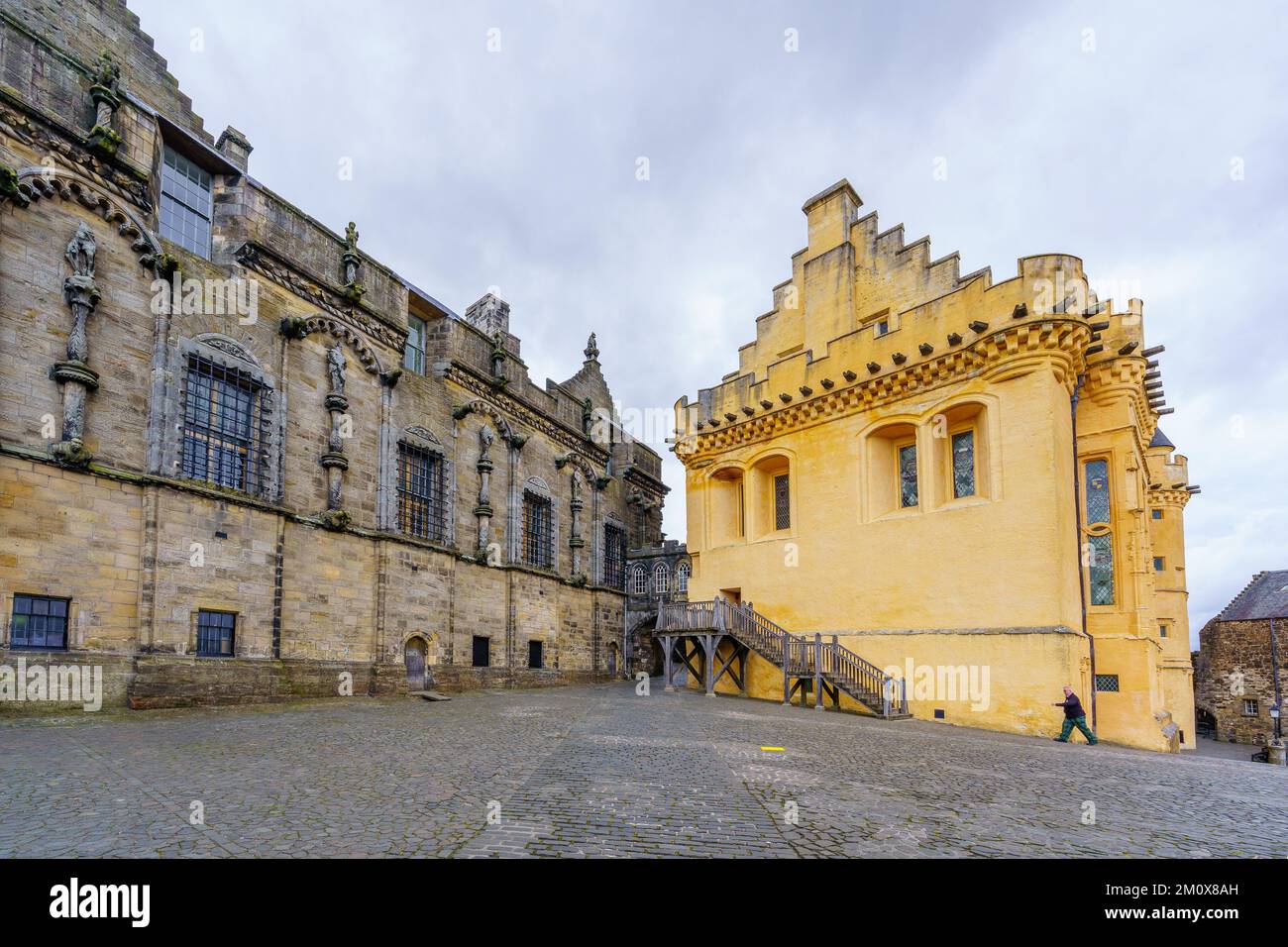 Stirling, Regno Unito - 25 settembre 2022: Vista dello storico castello di Stirling, con i visitatori, in Scozia, Regno Unito Foto Stock