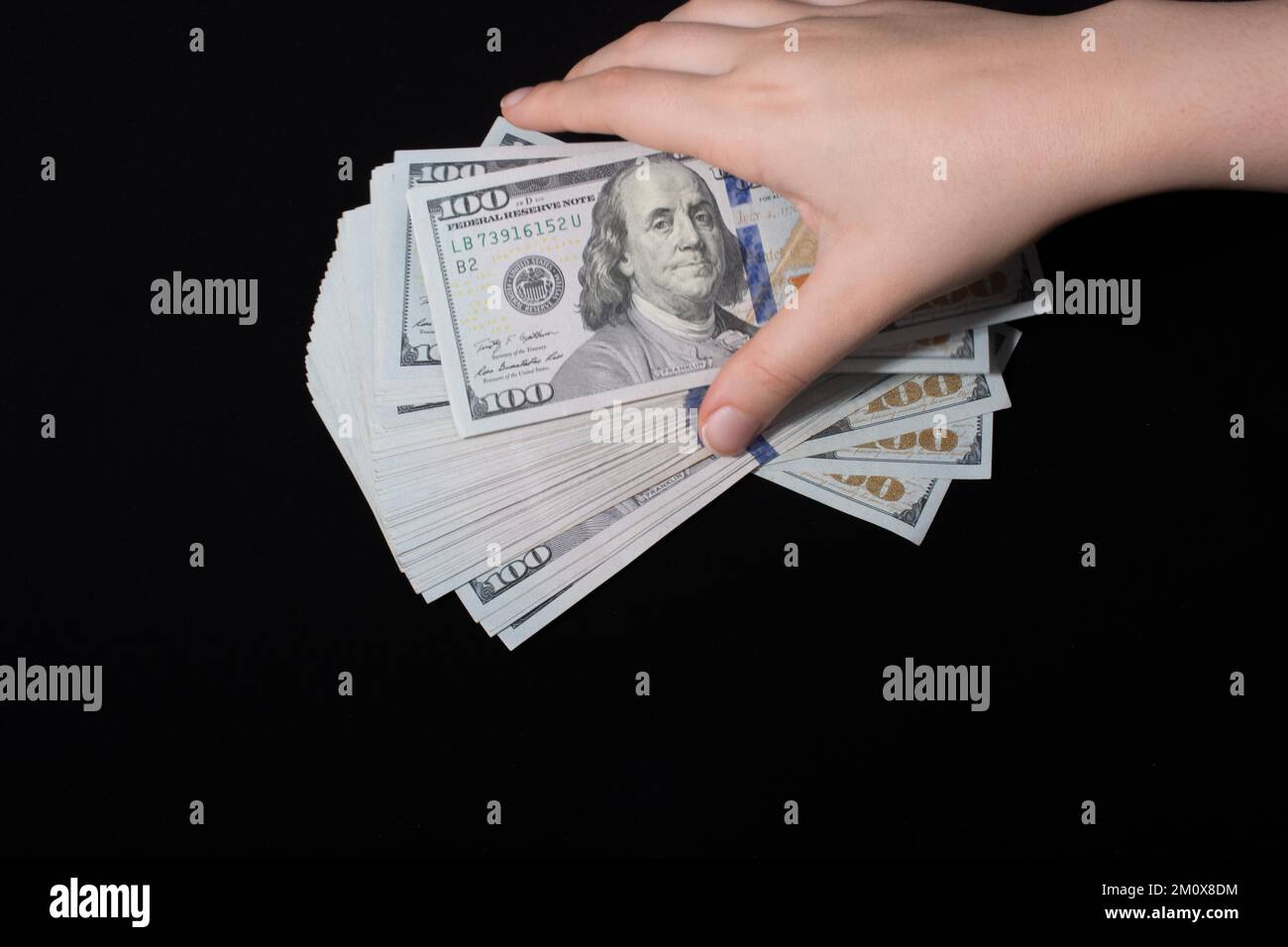Tenere a mano le banconote in dollari americani isolate su sfondo bianco Foto Stock