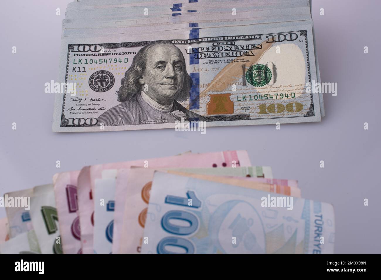 Dollaro americano di banconote e Lira Turksh banconote affiancati su sfondo bianco Foto Stock
