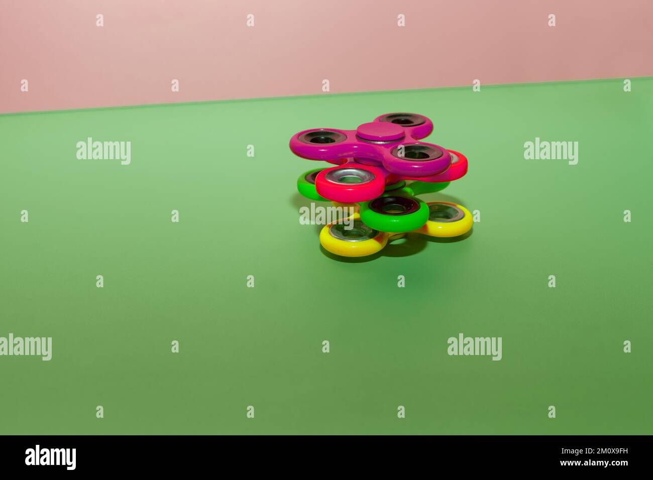 bilanciamento dei giocattoli spinner. fidget spinner, molto popolare giocattolo moderno per il relax e lo stress sollievo Foto Stock
