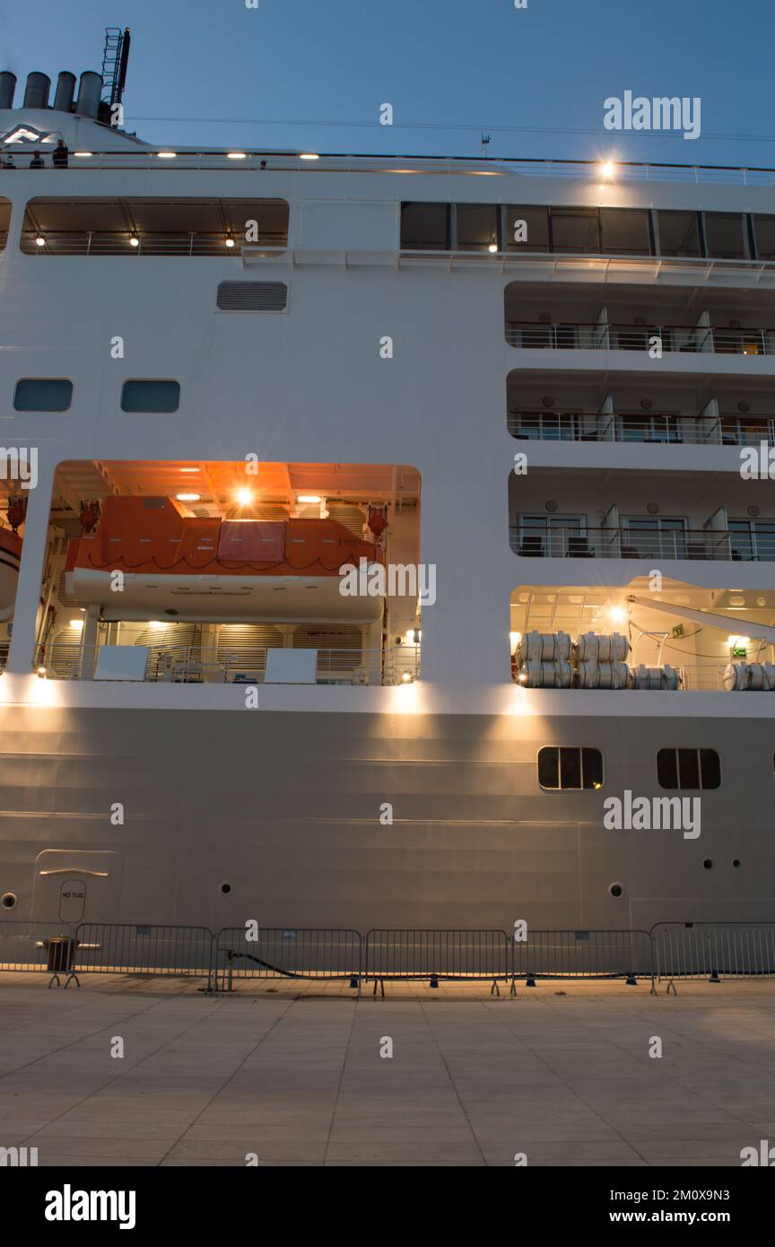 Zara, Croazia - 30 ottobre 2022: Vista laterale della nave da crociera con le luci accese durante la sera, crociere Silversea Foto Stock