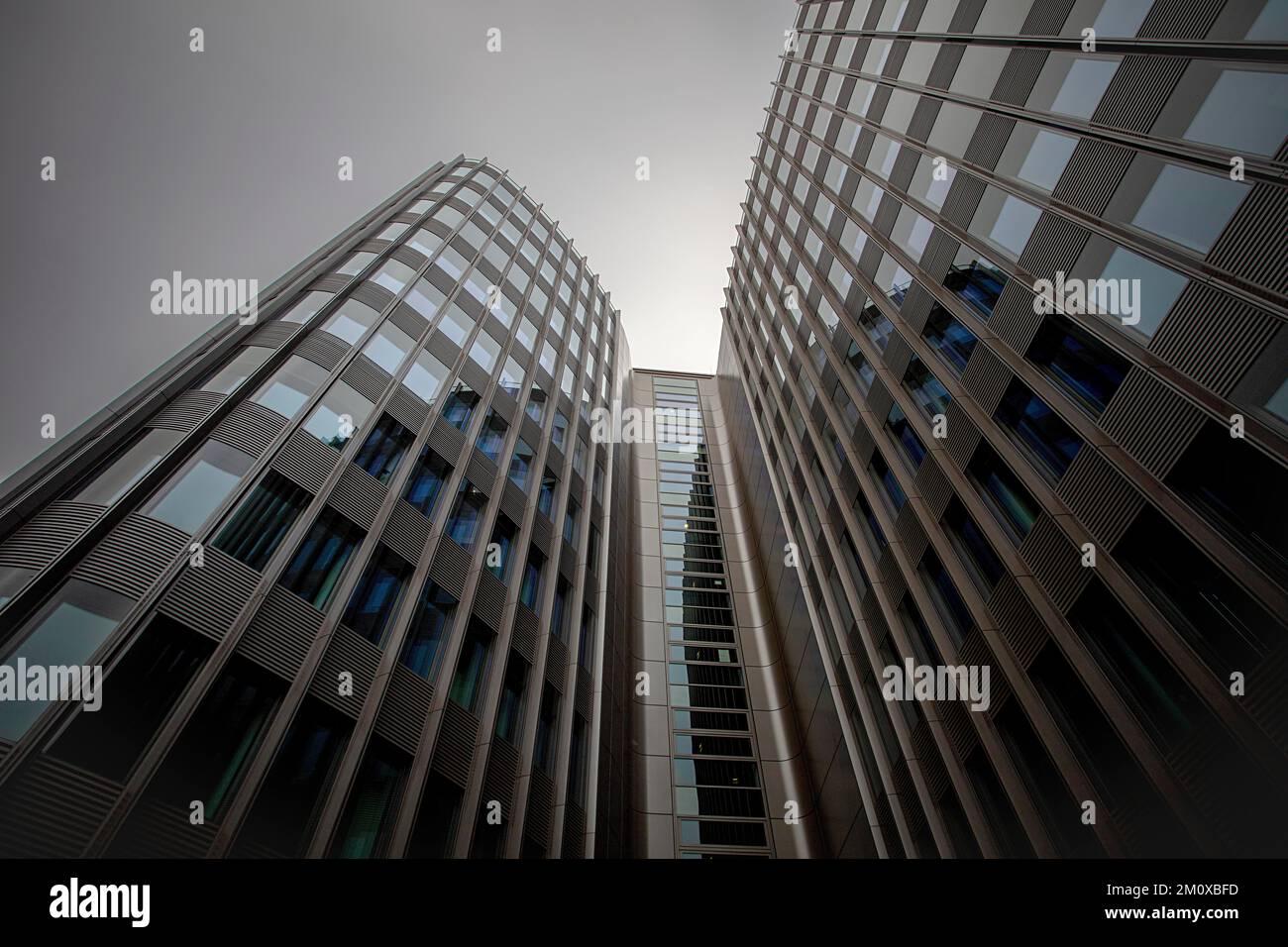 Alto edificio presso il Weidendammer Brücke nel Spreedreieck a Berlino, Germania, Europa Foto Stock