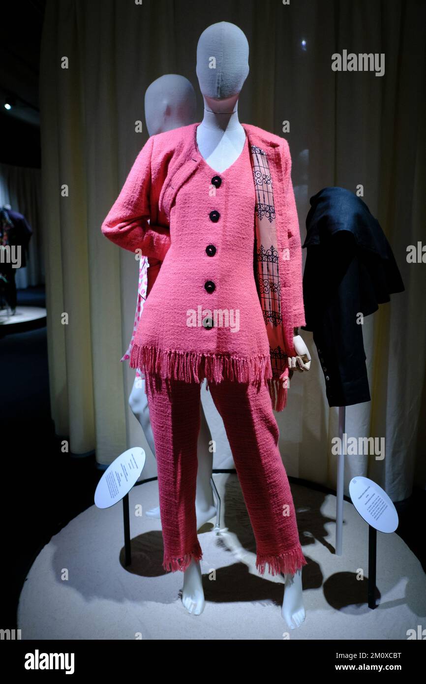 Madrid, Spagna. 08th Dec, 2022. Abito in lana Tweed Pant esposto al 'Antonio Alvarado. Esposizione di Baja Couture nel museo del costume di Madrid. Più di 200 pezzi sono esposti con l'obiettivo di ricomporre la carriera di Antonio Alvarado, veterano della moda spagnola che può essere considerato il designer leader della movida di Madrid. Credit: SOPA Images Limited/Alamy Live News Foto Stock