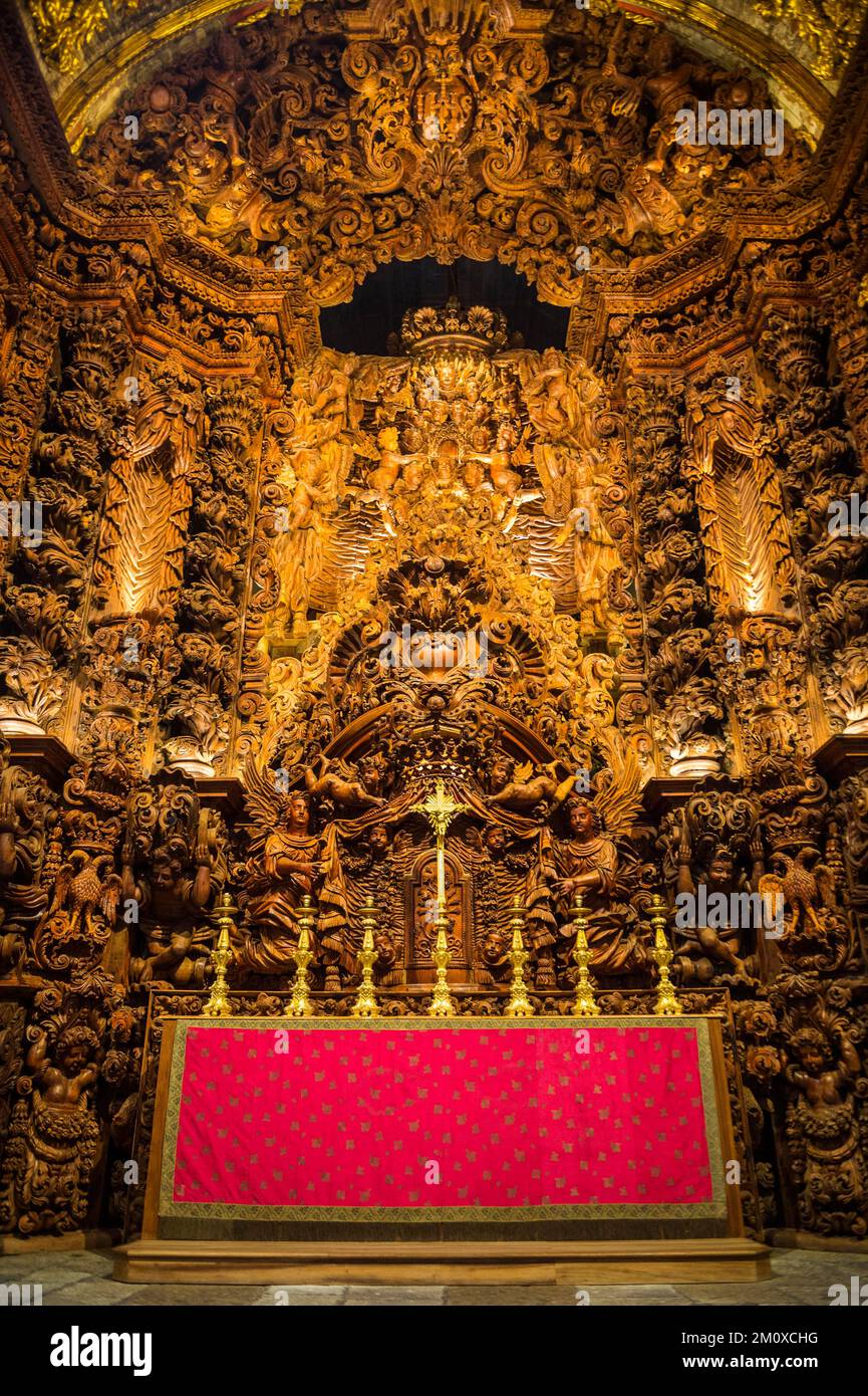 Bella scolpita altair, più grande in Portogallo, College Jesuit Church, Ponta Delgada, Isola di Sao Miguel, Azzorre, Portogallo, Europa Foto Stock