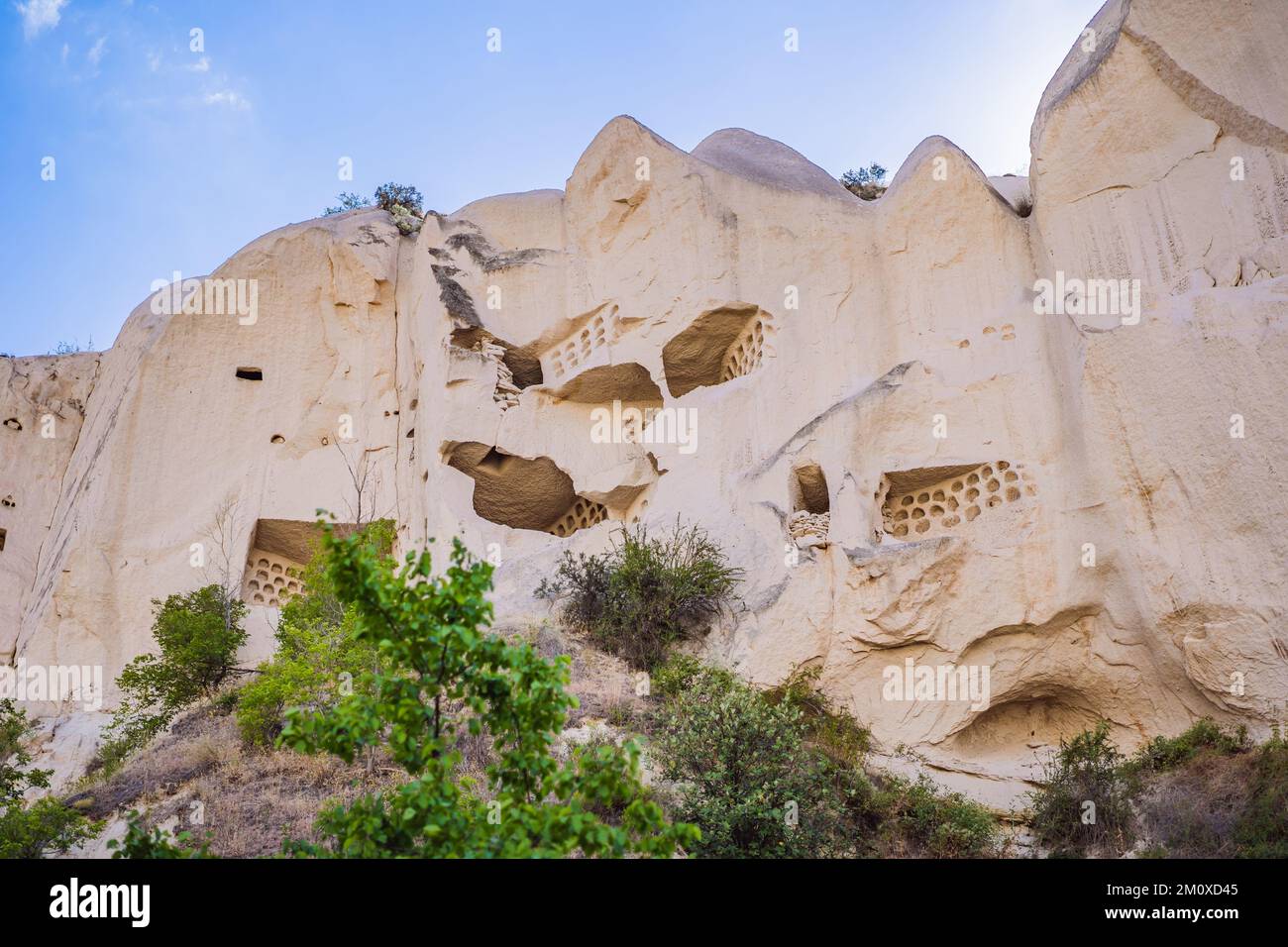 Splendida vista sulle montagne della Cappadocia e le case delle grotte. Turchia Foto Stock