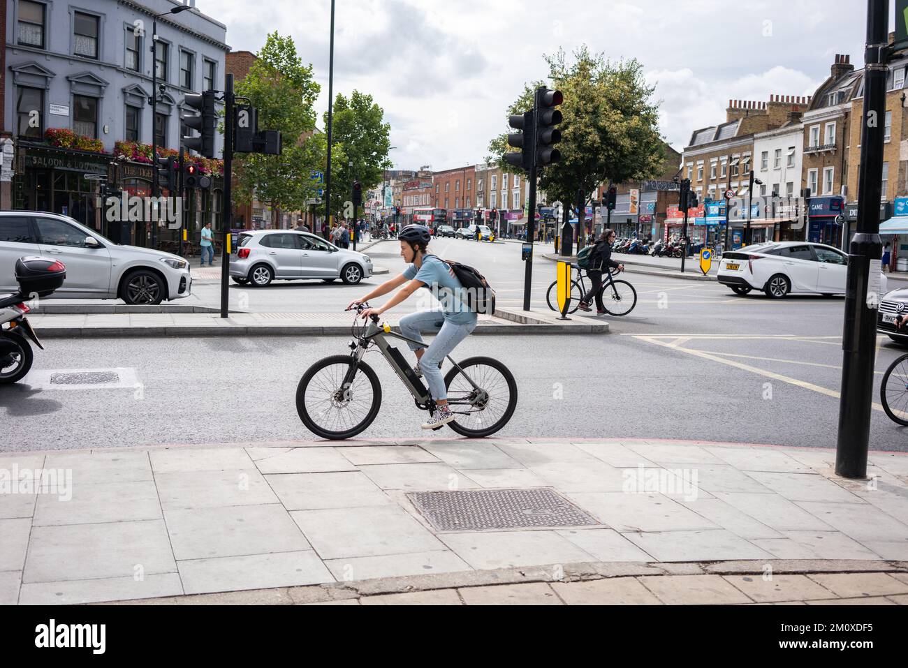 Uomo in bici Eco a Londra Foto Stock