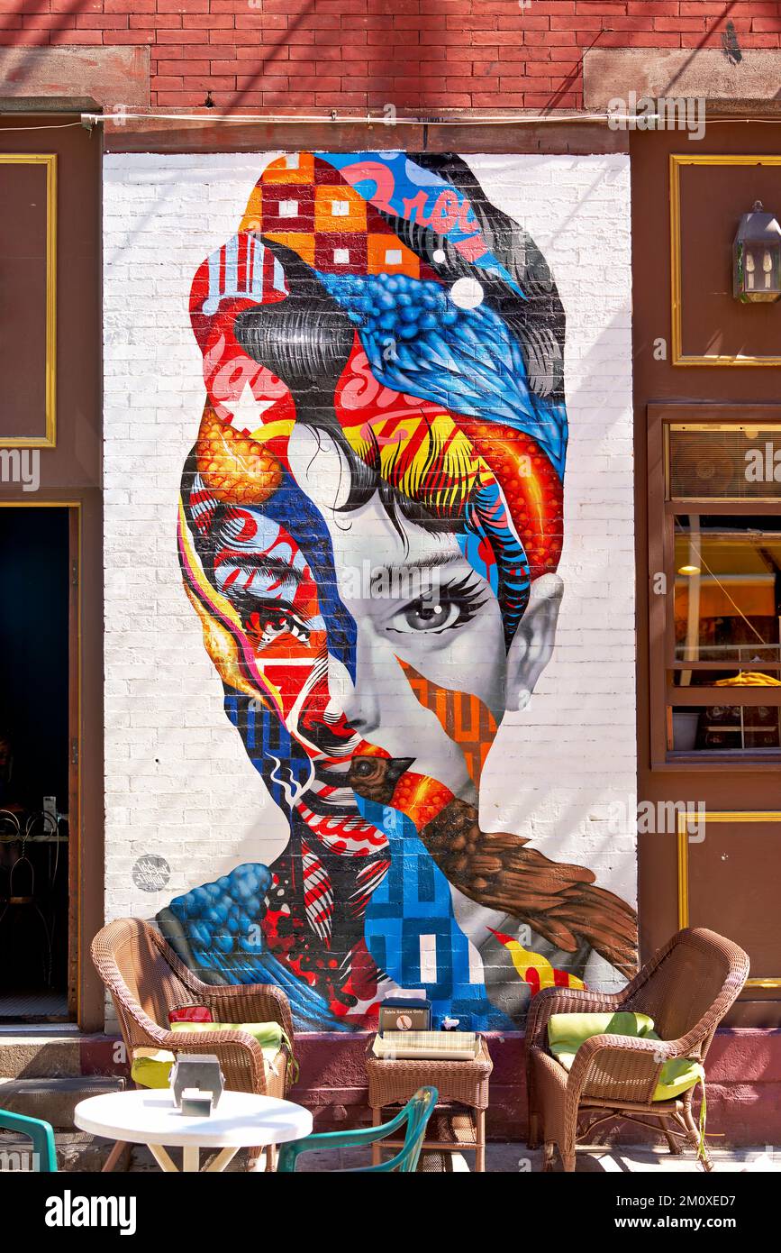 New York. Manhattan. Stati Uniti. Caffè a Little Italy. Audrey Hepburn murale Foto Stock