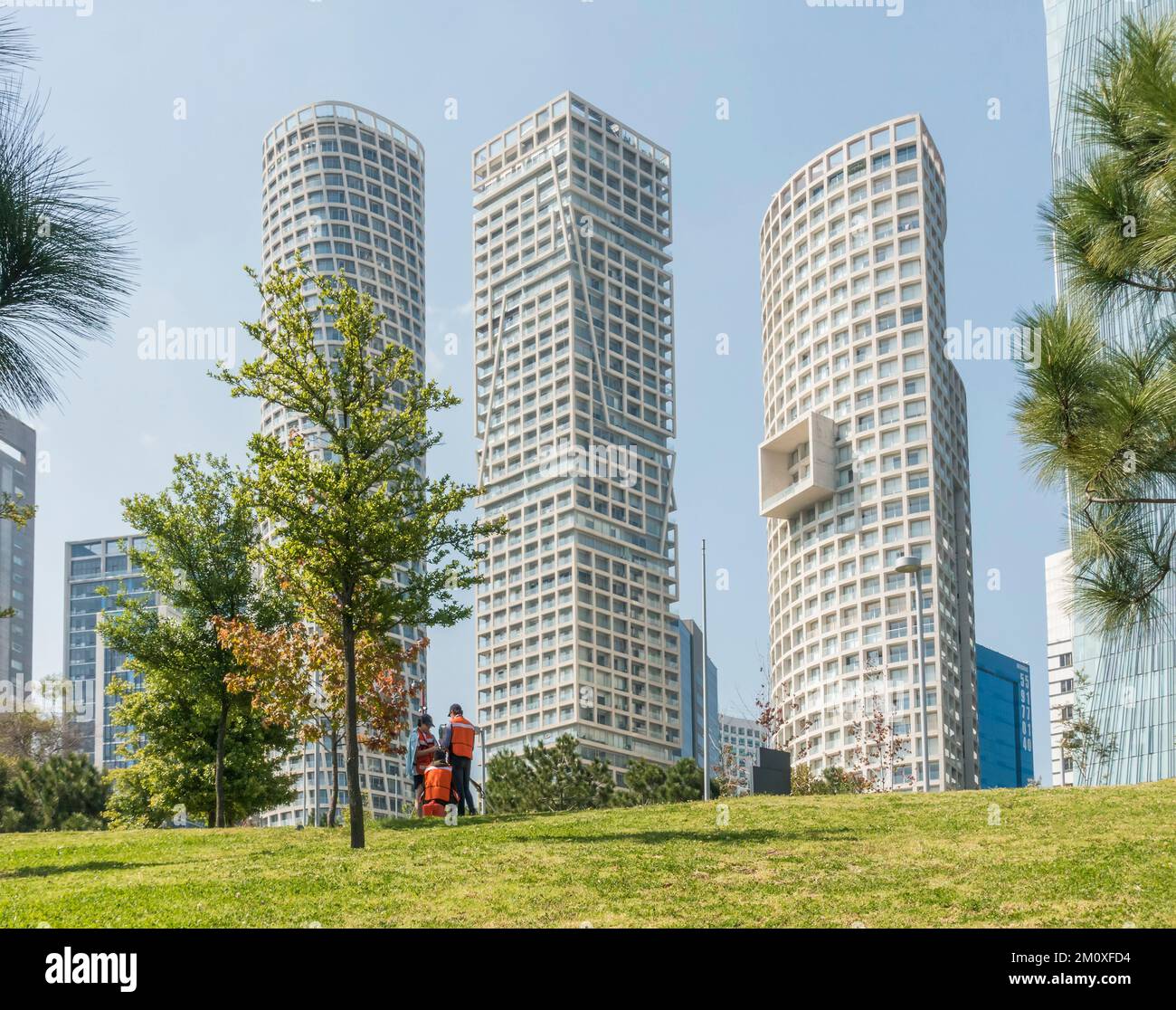 Edifici moderni sul Paseo de Los Arquitectos visto da Parque la Mexicana, Santa Fe, Città del Messico, Messico Foto Stock