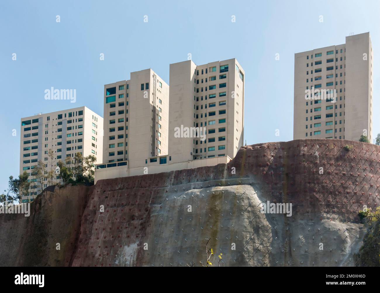 Alti edifici arroccati in cima alla scogliera rinforzata di Santa Fe, Città del Messico, Messico Foto Stock