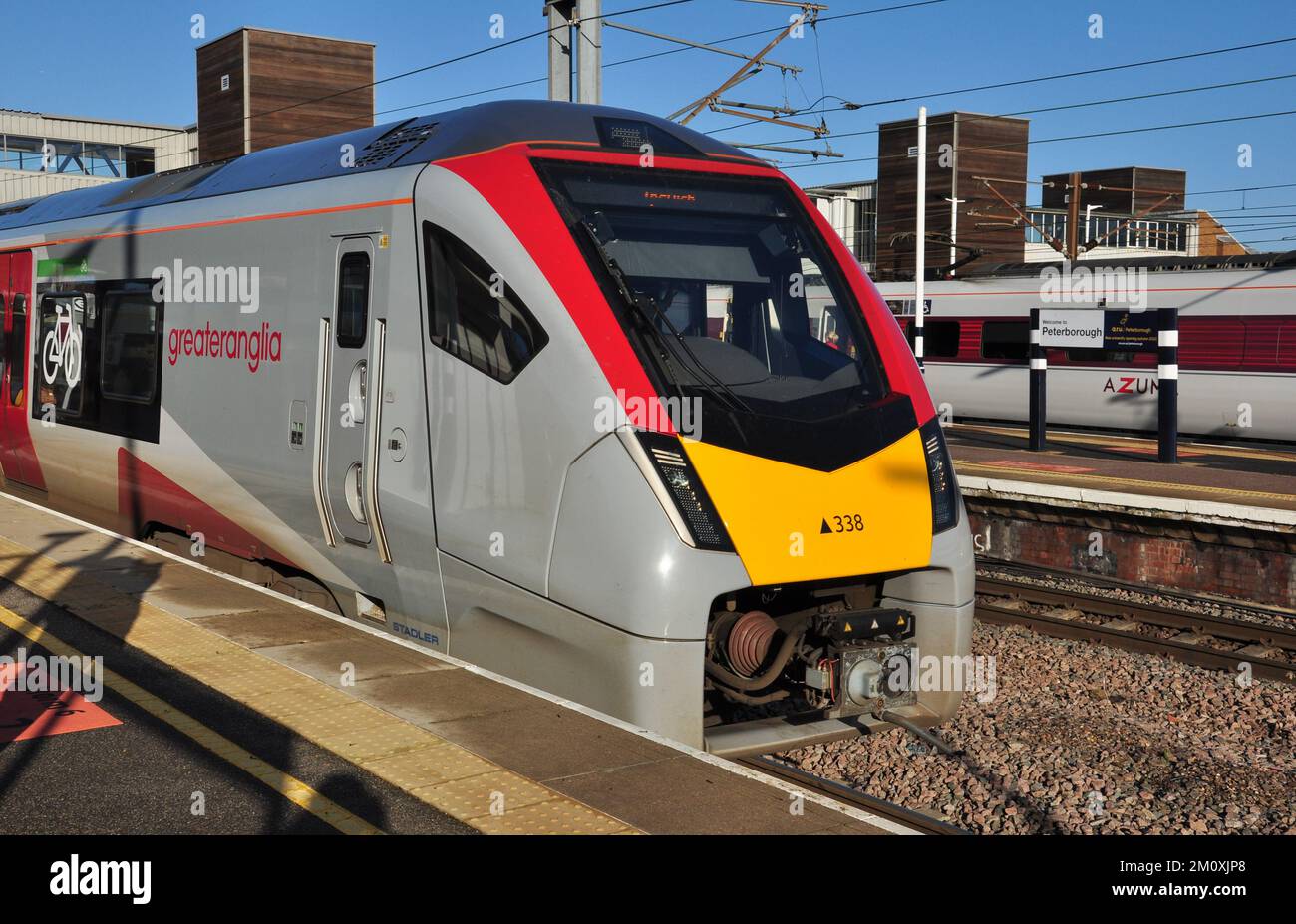 Stadler FLIRT unità multipla bimodale gestita da 'Greater Anglia' a Peterborough, Cambridgeshire, Inghilterra, Regno Unito Foto Stock