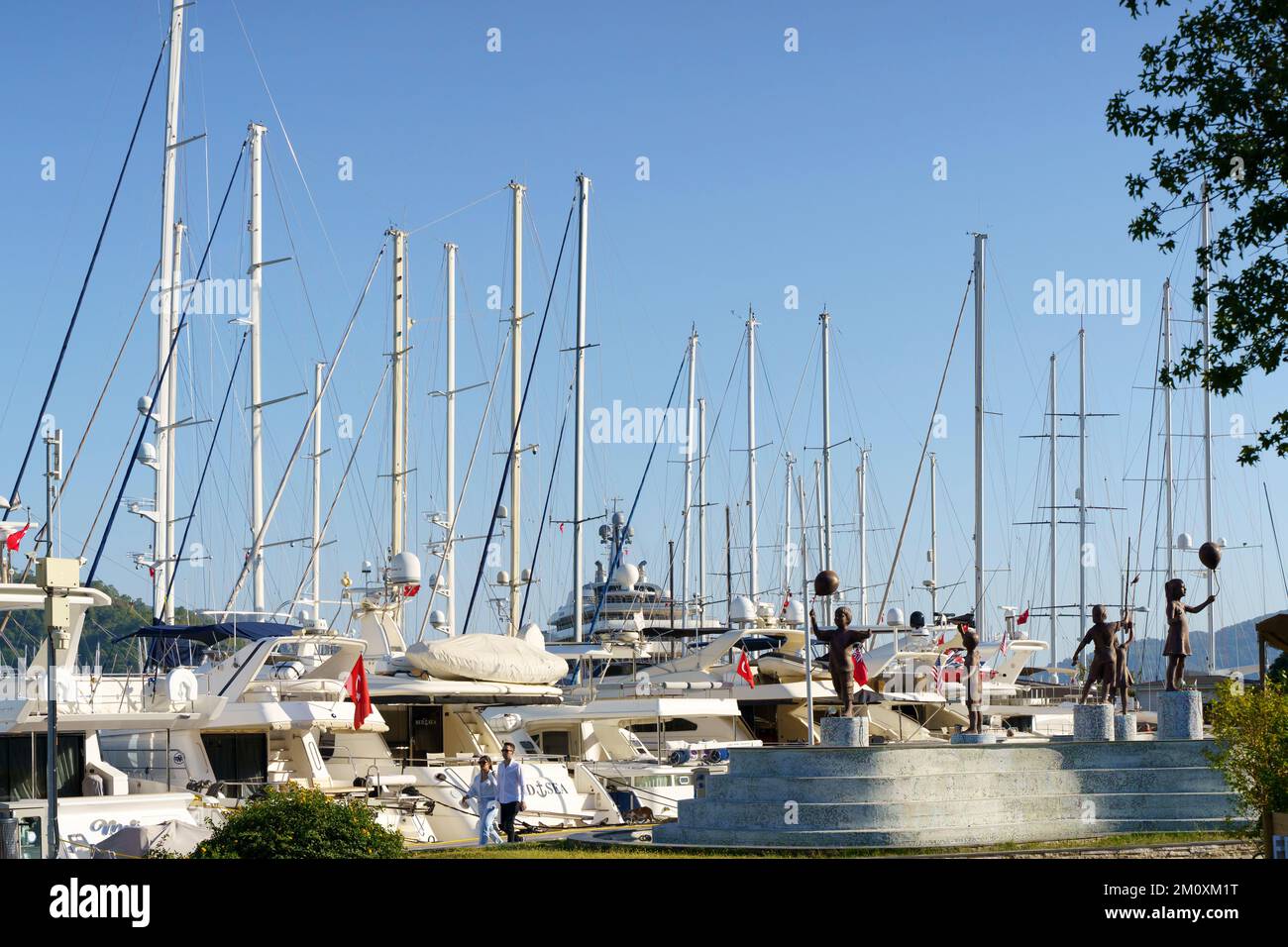 Marmaris, Turchia - 1 dicembre 2022: Costa con un porto e moli con yacht nella località turistica turca di Marmaris. Centro Yachting del mediterraneo. Foto di alta qualità Foto Stock