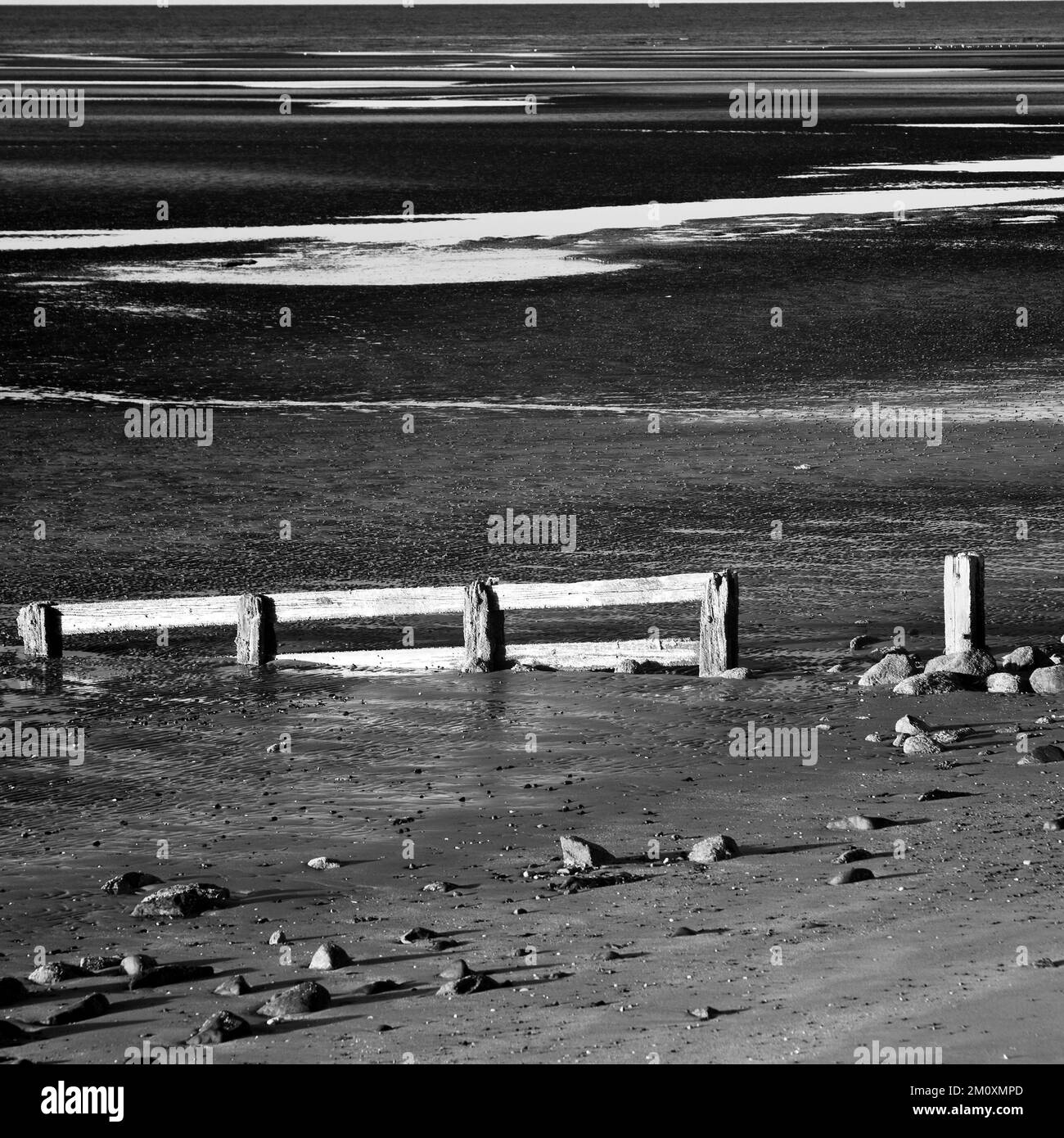 Impressioni costiere di estuario e spiaggia, Menai Straits dalla città di Llanfairfechan sulla costa del Galles del Nord Foto Stock