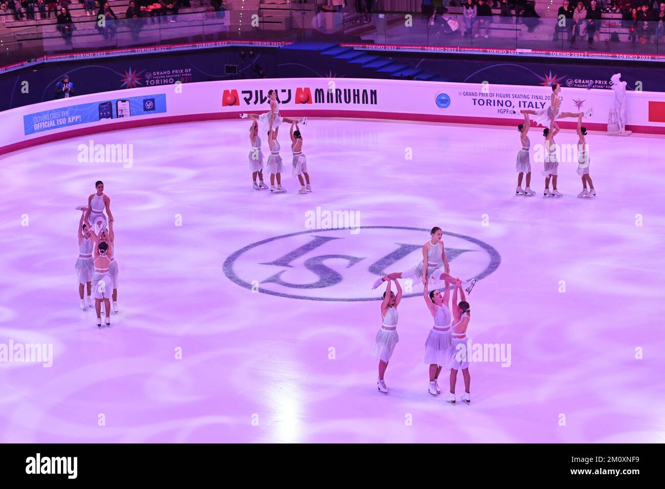 Cerimonia di apertura, al Gran Premio di Figura 2022 della ISU finale di Skating, a Palavela, il 8 dicembre 2022 a Torino. Credit: Raniero Corbelletti/AFLO/Alamy Live News Foto Stock