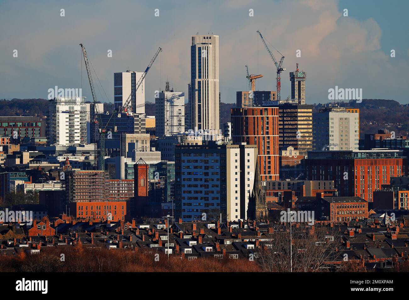 Vista dello skyline del centro di Leeds. L'edificio più alto nella foto è l'edificio più alto dello Yorkshire, la "Altus House" Foto Stock