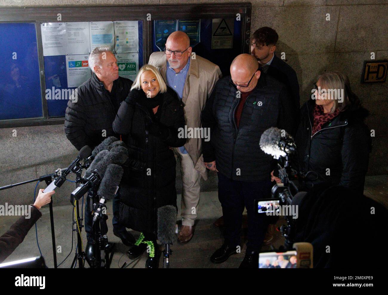 Londra, Regno Unito. 8th Dec, 2022. La famiglia e gli amici di Harry Dunns parlano ai media dopo il verdetto al Bailey vecchio. Anne Sacoolas è stata data una condanna di 8 mesi, sospesa per 12 mesi dopo che ha ucciso Harry Dunn nell'agosto 2019 mentre guidava sul lato sbagliato della strada credito: Mark Thomas/Alamy Live News Foto Stock