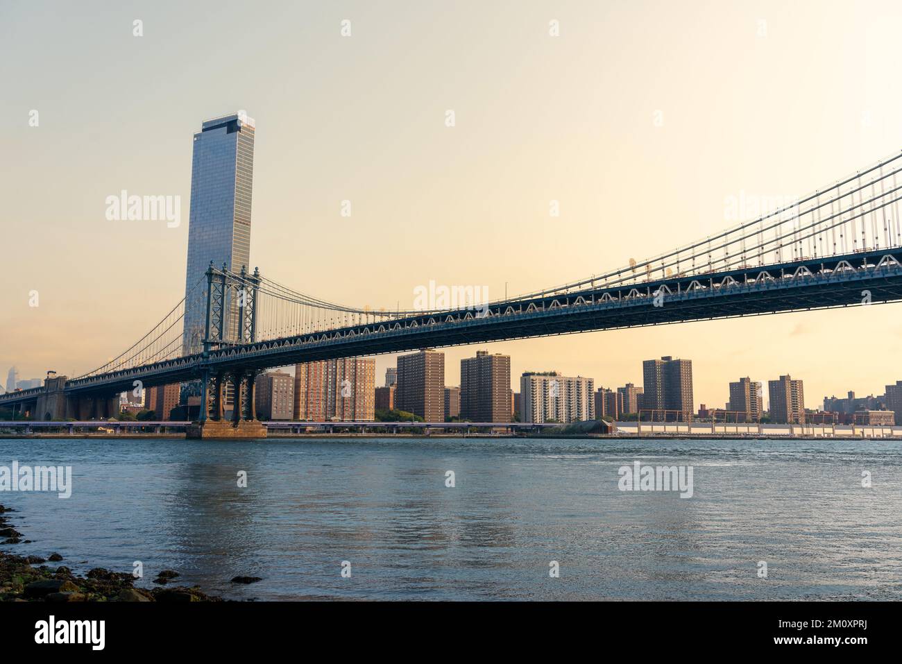 Splendida vista sul Manhattan Bridge la mattina presto di New York Foto Stock