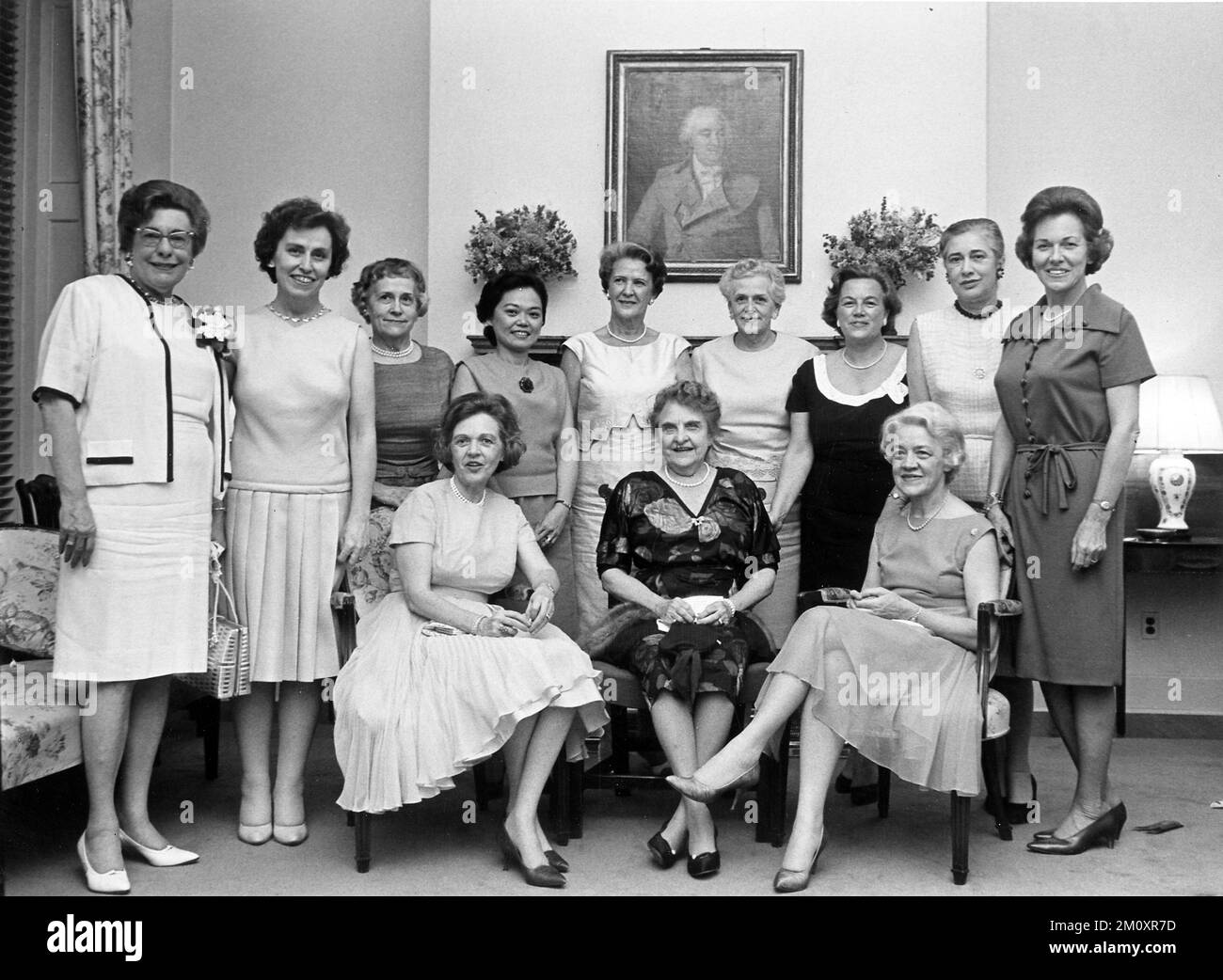 1965 Congresso — L-R: Seduto, senatore Maurine Neuberger, Oregon; rappresentante Frances Bolton, Ohio; Senatore Margaret Chase Smith, Maine; permanente, rappresentanti, Florence Dwyer, New Jersey; Martha Griffiths, Michigan; Edith Green, Oregon; Patsy Mink, Hawaii; Leonor Sullivan, Missouri; Julia Hansen, Washington; Edna Kelly, New York; e Charlotte Reid, Illinois. Foto Stock