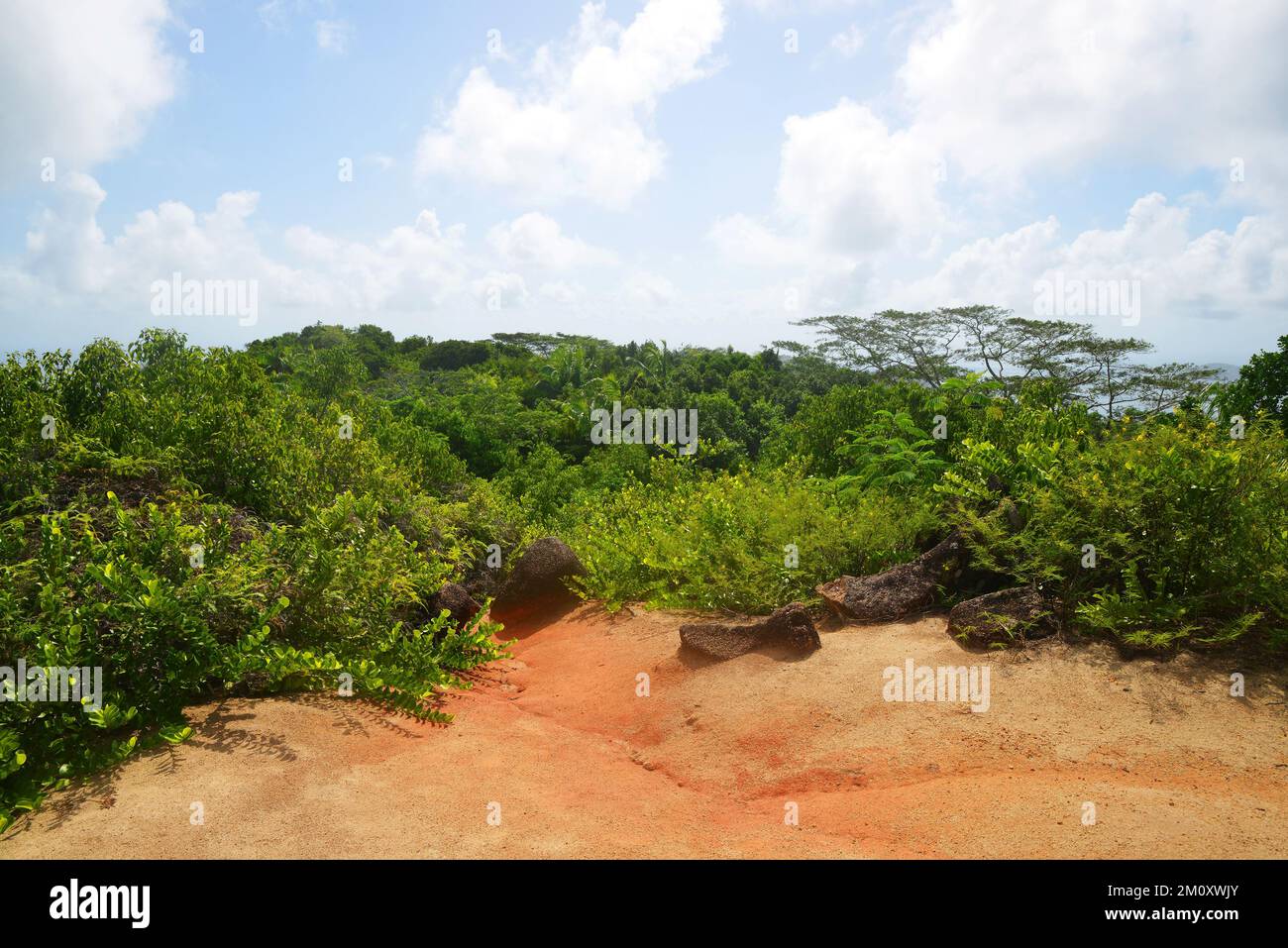 Vista dal monte Nid d'Aigle sull'isola la Digue, Seychelles. Foto Stock