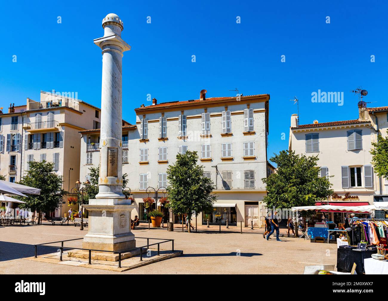 Antibes, Francia - 4 agosto 2022: Place Nationale Piazza del mercato Nazionale con colonna Independence nella storica città vecchia di Antibes resort città Foto Stock