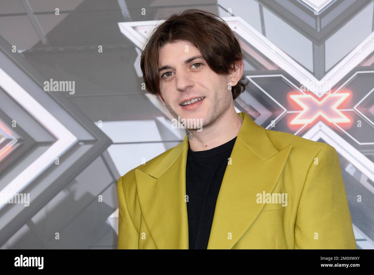 MILANO, ITALIA - 6 dicembre 2022 : Singer Rkomi partecipa alla conferenza stampa di X Factor Italia Final 2022 al Forum Assago di Milano. Foto Stock