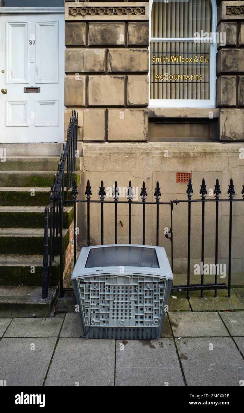 Una grande vecchia televisione a tubo ha lasciato su una strada a Scarborough Foto Stock
