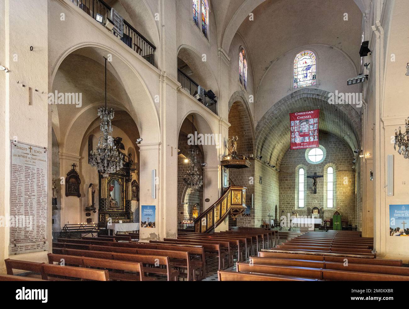 Antibes, Francia - 4 agosto 2022: Navata principale e presbiterio di nostra Signora dell'Immacolata Concezione Chiesa cattedrale nel centro storico di Antibes Foto Stock