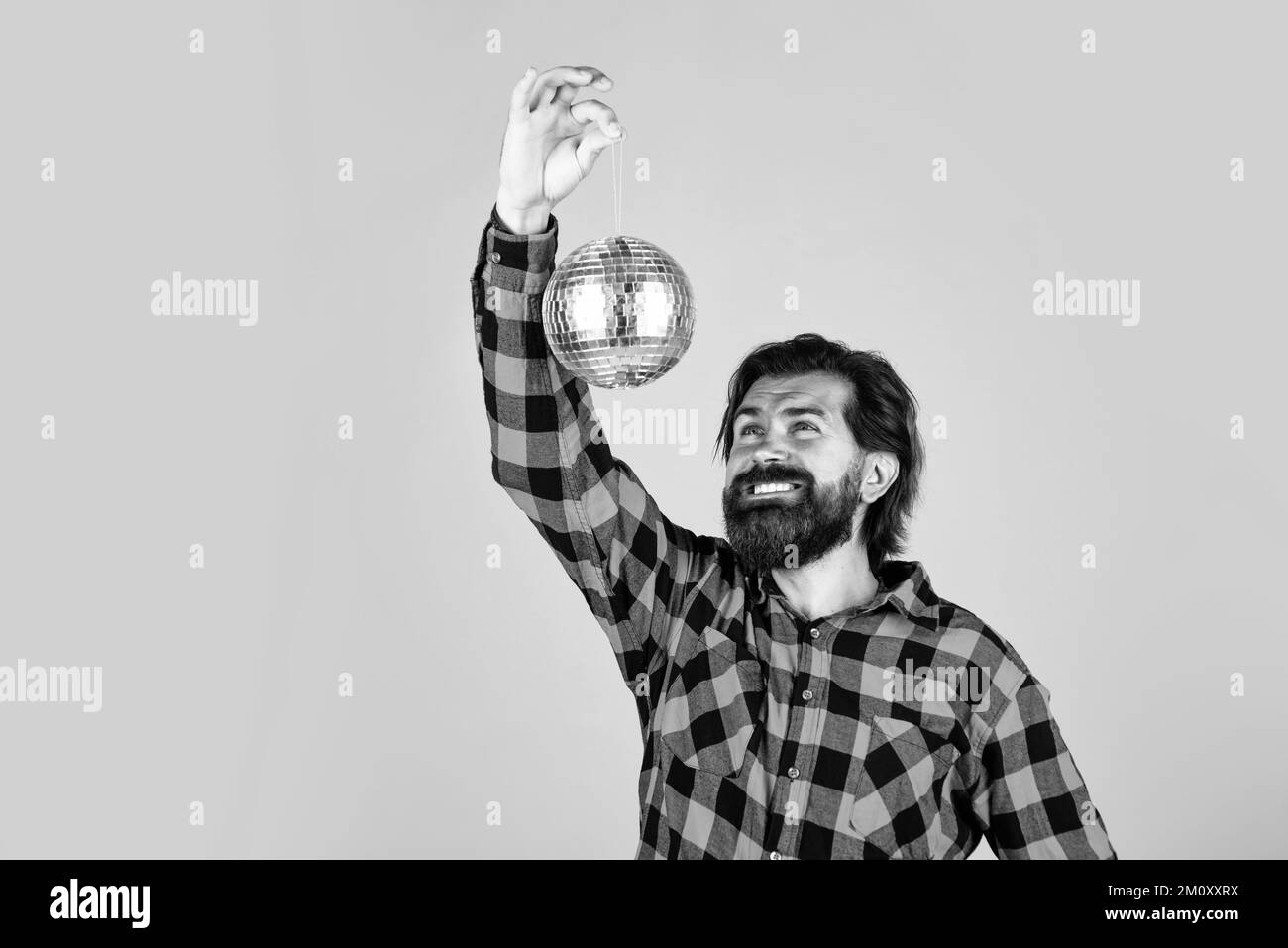 felicità e gioia. decorazione divertente festa. ippico casual con palla da discoteca. concetto di danza. brutale uomo bello con baffi. festa matura Foto Stock