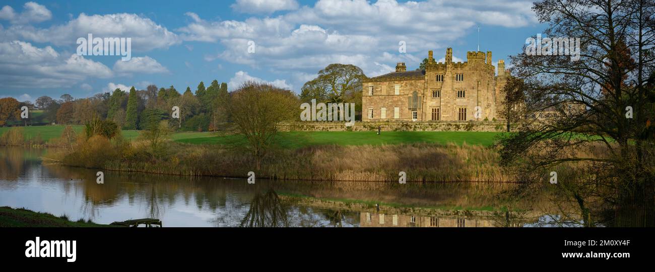 Vista panoramica dello storico Castello Ripley di grado 1 illuminato dal sole (vecchia torre d'angolo, giardini panoramici di campagna, giardini) - North Yorkshire, Inghilterra, Regno Unito Foto Stock