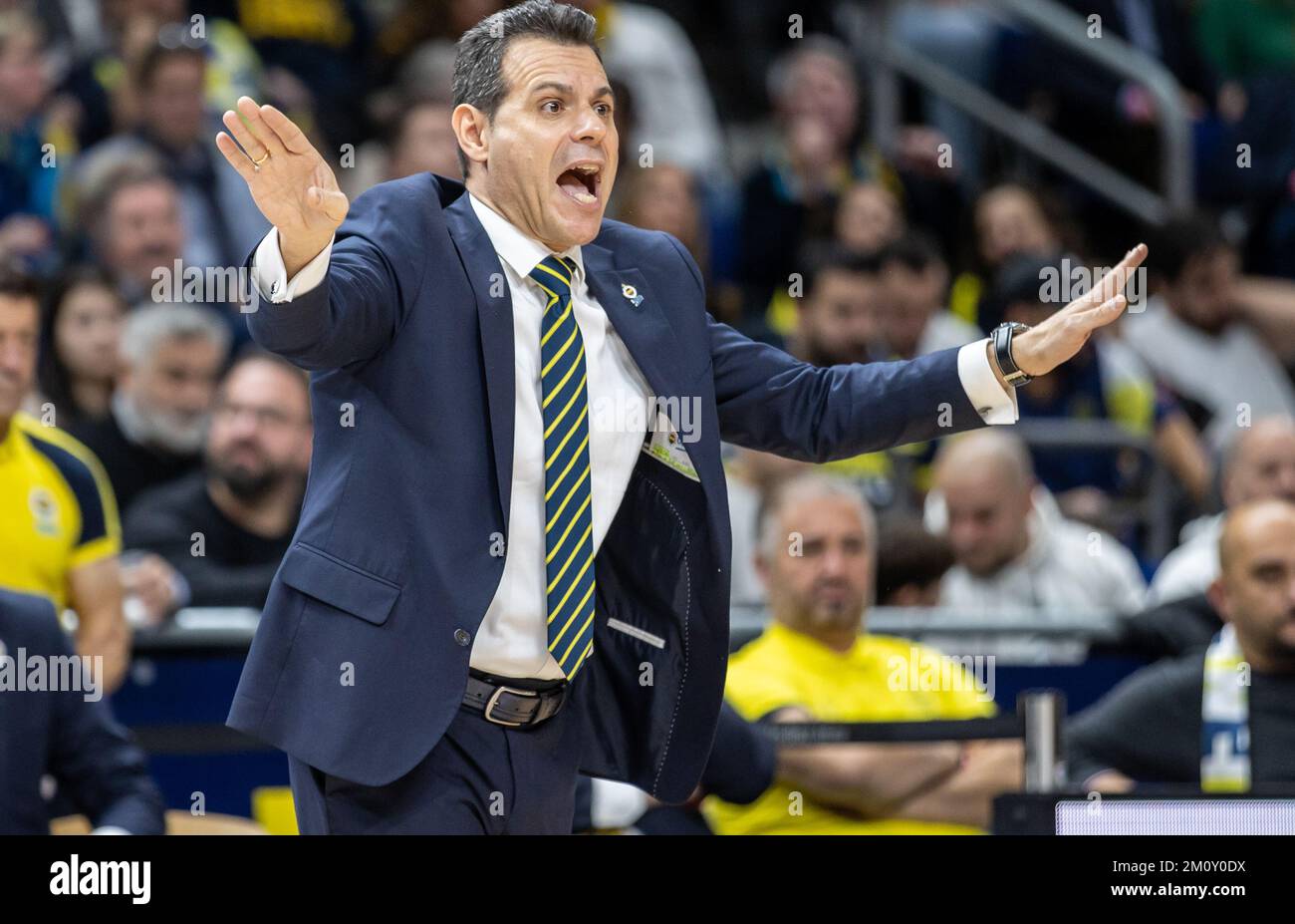 Berlino, Germania. 08th Dec, 2022. Pallacanestro: Eurolega, Alba Berlin - Fenerbahce Istanbul, Main Round, Giornata 12, Mercedes-Benz Arena. Il pullman Dimitris Itoudis di Fenerbahce Istanbul sta gesticulando ai margini della corte. Credit: Andreas Gora/dpa/Alamy Live News Foto Stock