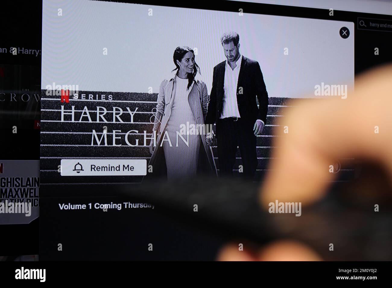 Londra, Regno Unito. 8th Dec, 2022. Gli spettatori si sono sintonizzati per guardare l'attesa uscita del volume uno di Harry & Meghan, un documentario in due parti pubblicato oggi sul Duca e la Duchessa di Sussex che ha incontrato qualche controversia. Credit: Aldercy Carling/Alamy Live News Foto Stock