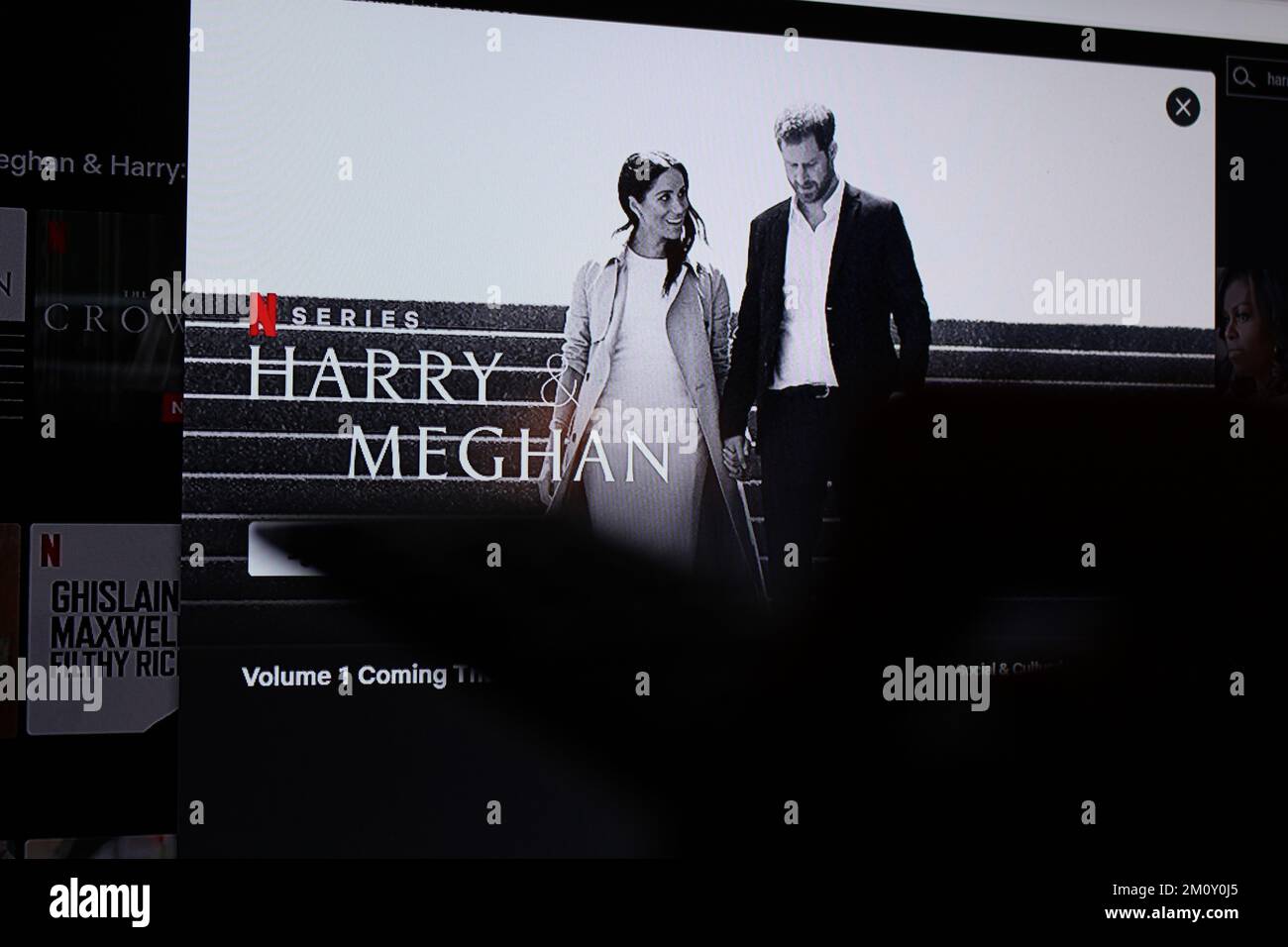 Londra, Regno Unito. 8th Dec, 2022. Gli spettatori si sono sintonizzati per guardare l'attesa uscita del volume uno di Harry & Meghan, un documentario in due parti pubblicato oggi sul Duca e la Duchessa di Sussex che ha incontrato qualche controversia. Credit: Aldercy Carling/Alamy Live News Foto Stock