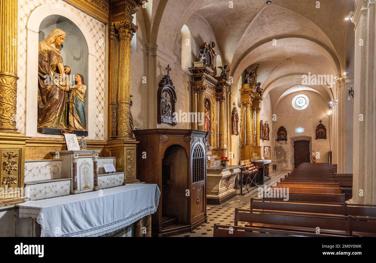 Antibes, Francia - 4 agosto 2022: Navata di nostra Signora dell'Immacolata Concezione Cattedrale chiesa nel centro storico della città di Antibes resort Foto Stock