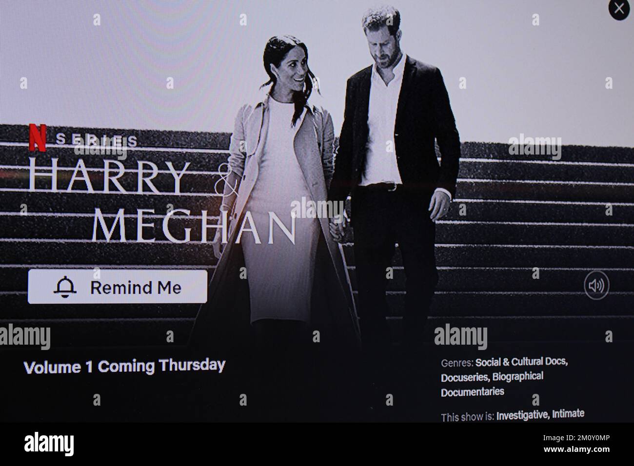 Londra, Regno Unito. 8th Dec, 2022. Gli spettatori si sono sintonizzati per guardare l'attesa uscita del volume uno di Harry & Meghan, un documentario in due parti pubblicato oggi sul Duca e la Duchessa di Sussex che ha incontrato qualche controversia. Credit: Aldercy Carling/Alamy Live News Foto Stock