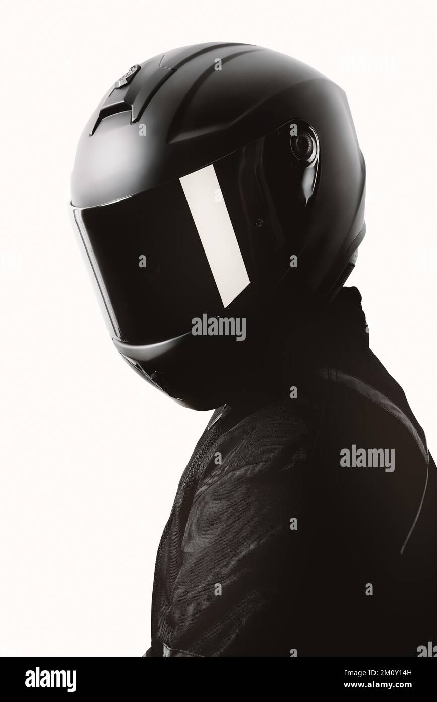 Ritratto di un motociclista che posa con un casco nero su sfondo bianco. Foto Stock