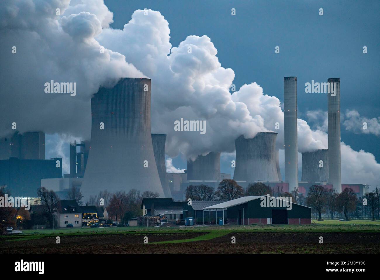 Centrale a lignite, RWE Power AG Niederaussem, nei pressi di Bergheim, Renania settentrionale-Vestfalia, Germania, per garantire l'approvvigionamento energetico fino al 2024; Foto Stock