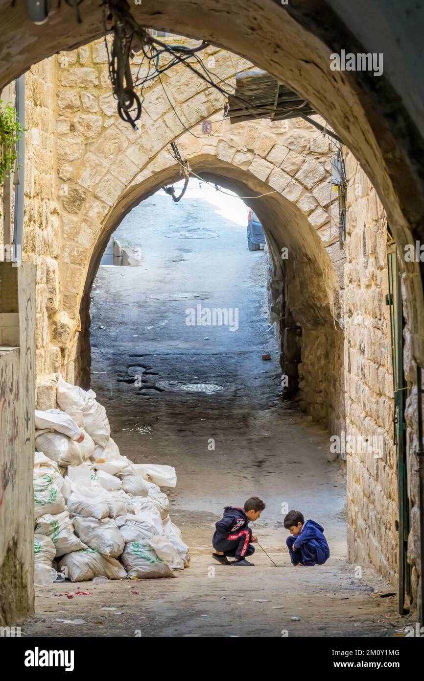 I bambini giocano nella Città Vecchia di Nablus, in Cisgiordania, Palestina. Foto Stock