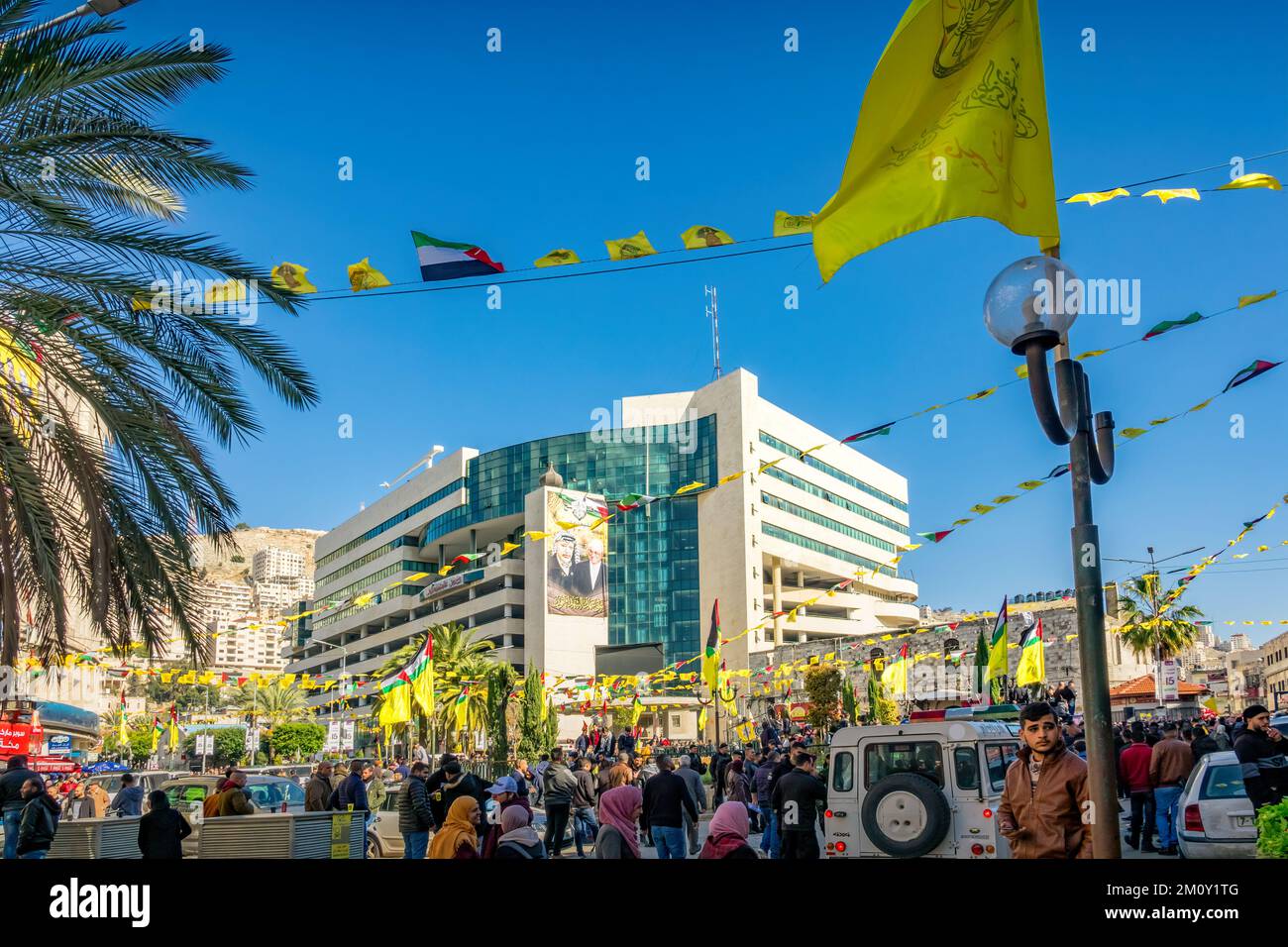 La gente cammina sulla Piazza dei Martiri nel centro di Nablus, in Cisgiordania, Palestina. Foto Stock
