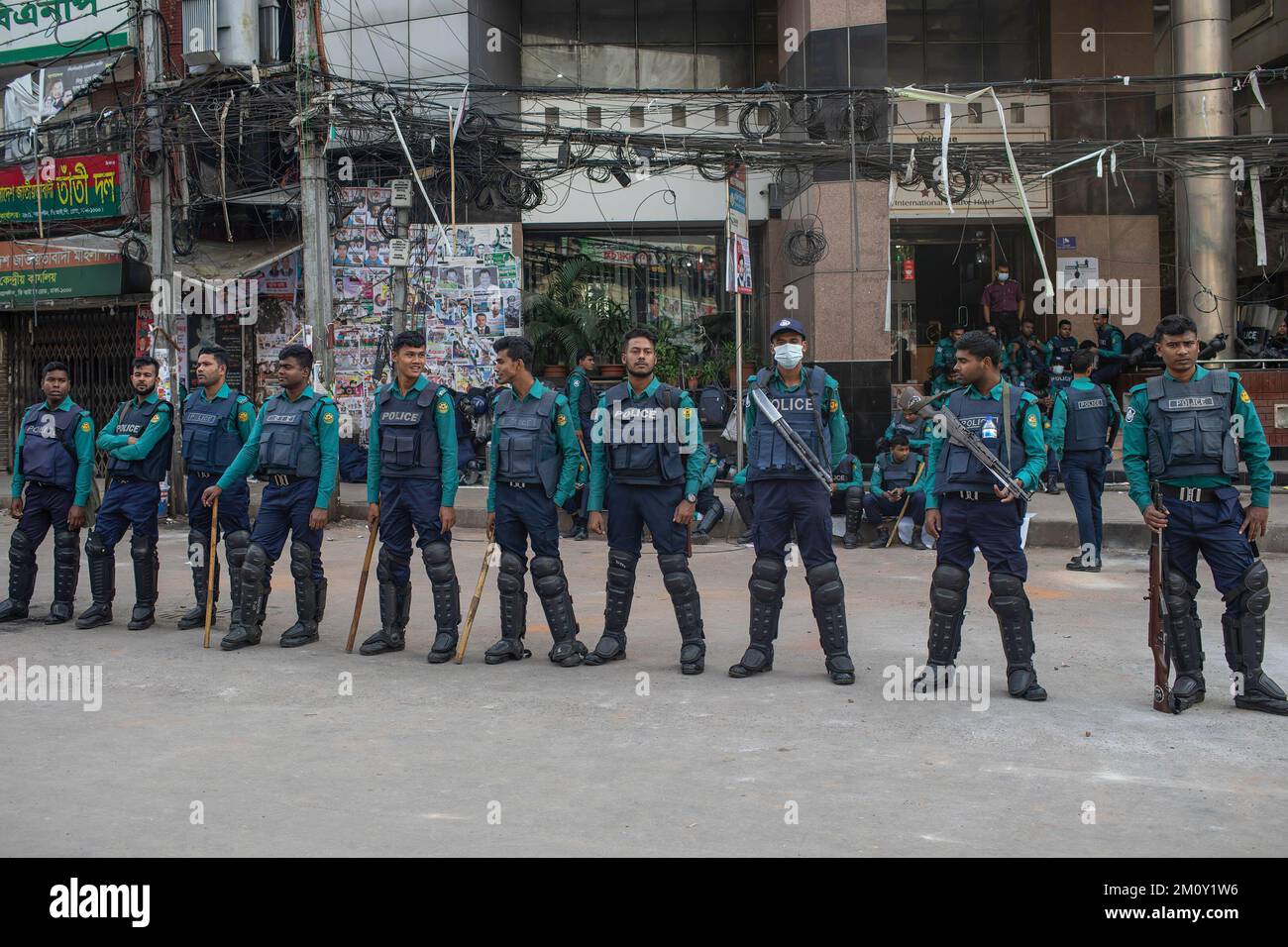 Dhaka, Bangladesh. 08th Dec, 2022. Gli agenti di polizia sono in guardia di fronte all'ufficio centrale del partito nazionalista del Bangladesh dopo gli scontri. Un attivista del Partito nazionalista del Bangladesh (BNP) è morto e migliaia di feriti dopo lo scoppio di scontri tra sostenitori del partito e polizia. Credit: SOPA Images Limited/Alamy Live News Foto Stock