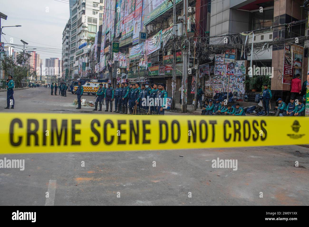 Dhaka, Bangladesh. 08th Dec, 2022. Gli agenti di polizia sono in guardia di fronte all'ufficio centrale del partito nazionalista del Bangladesh dopo gli scontri. Un attivista del Partito nazionalista del Bangladesh (BNP) è morto e migliaia di feriti dopo lo scoppio di scontri tra sostenitori del partito e polizia. Credit: SOPA Images Limited/Alamy Live News Foto Stock