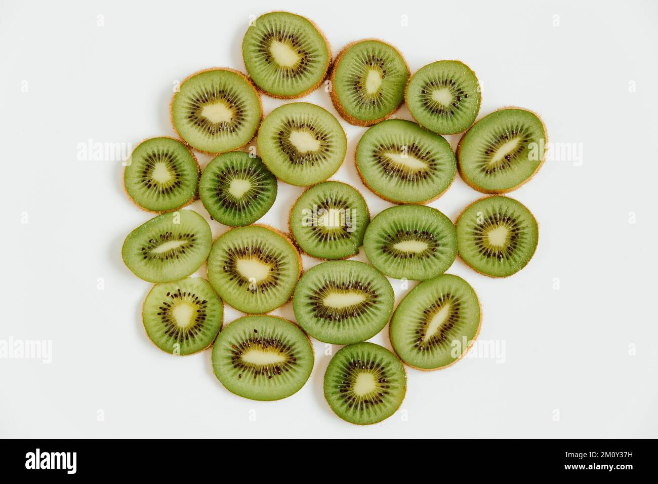 Modello fruttato di kiwi e fette su fondo bianco. Concetto di cibo. Disposizione piatta, vista dall'alto, spazio di copia Foto Stock