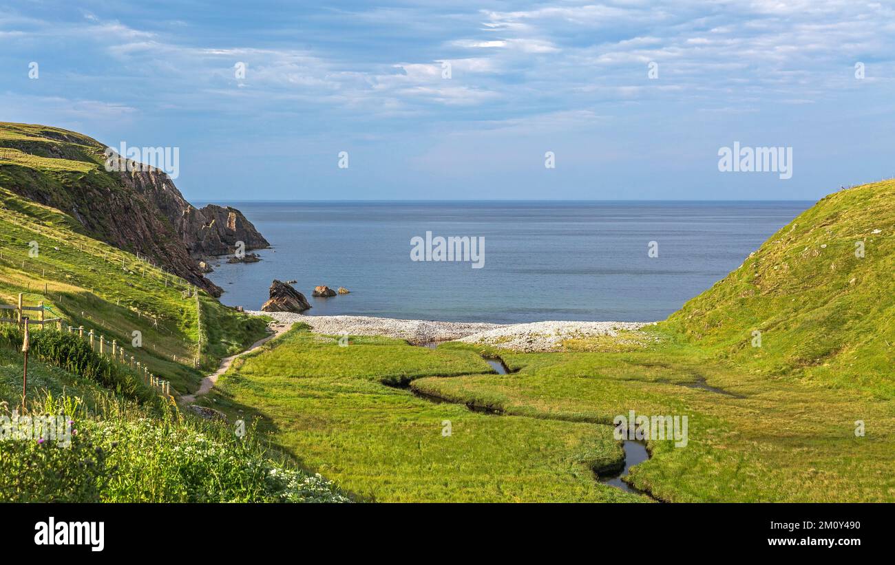 Riva del mare con Winding Stream, Camas na h-Airde, Aird Uig, Uig, Lewis, Isola di Lewis, Ebridi, Ebridi esterne, Western Isles, Scozia, Regno Unito Foto Stock