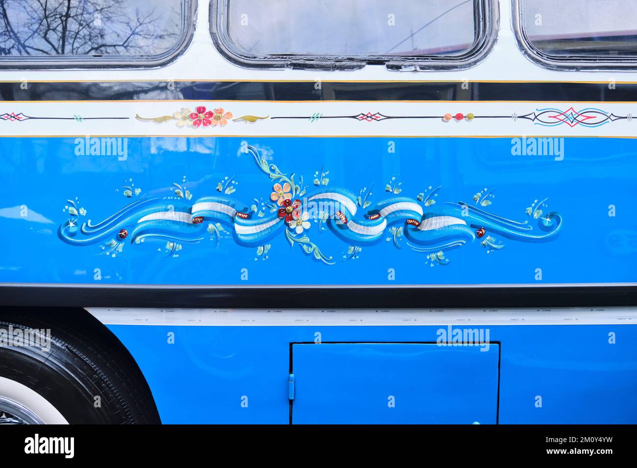 Buenos Aires, Argentina, 20 giugno 2022: Lato di un classico autobus Mercedes Benz restaurato dipinto con ornamenti, nastri bandiera e fiori, in filetead Foto Stock
