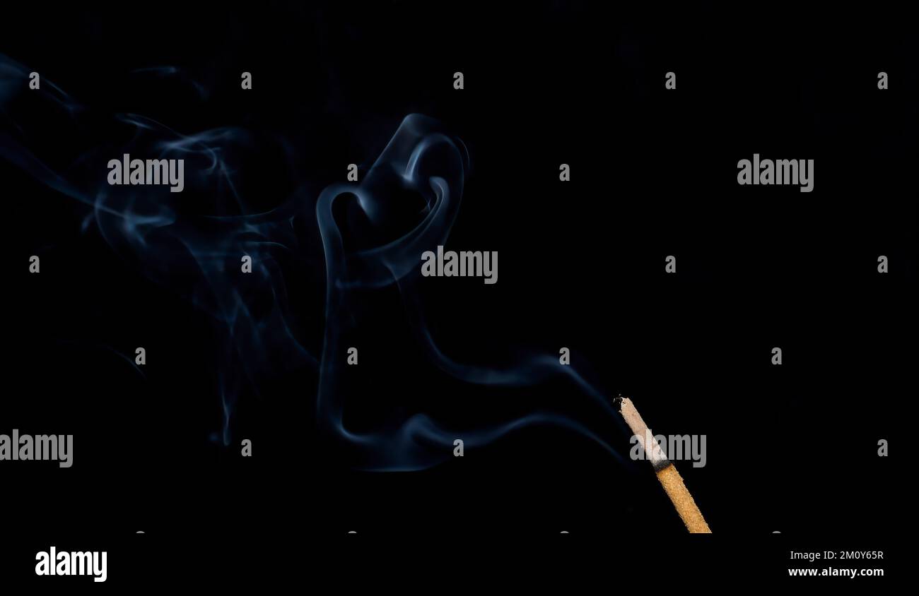 Odori di oscurità. Il silenzio dell'incenso su sfondo nero. Aroma e fumo. Foto Stock