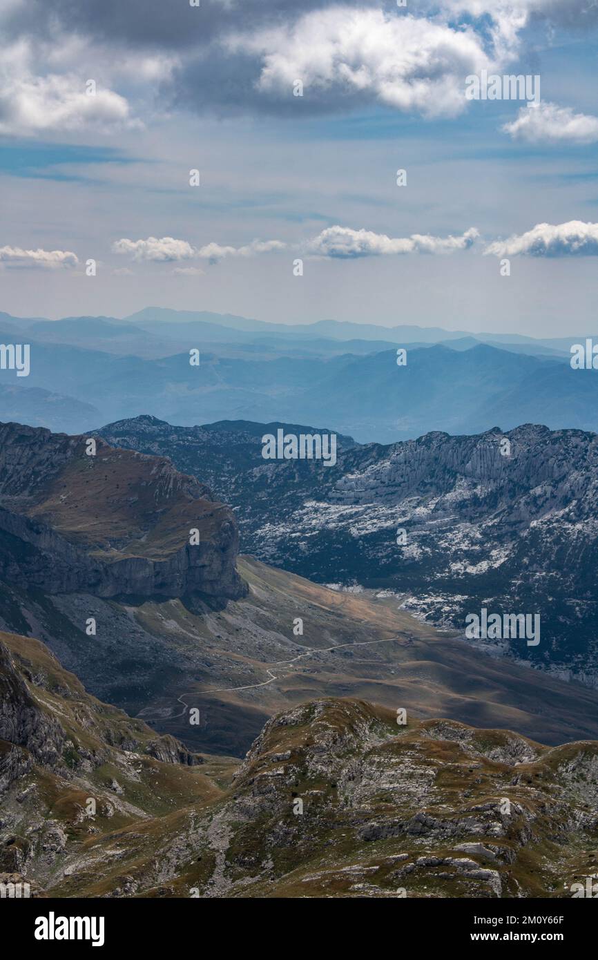 Una foto verticale delle montagne Durmitor con una cima Bobotov Kuk durante il giorno in Montenegro Foto Stock