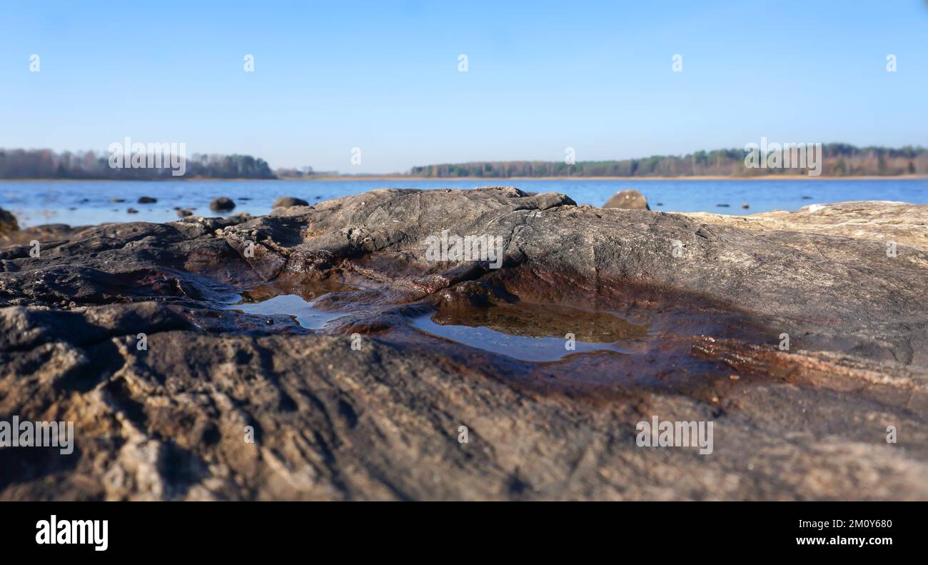 Acqua sulla pietra. Acqua piovana. Foto Stock