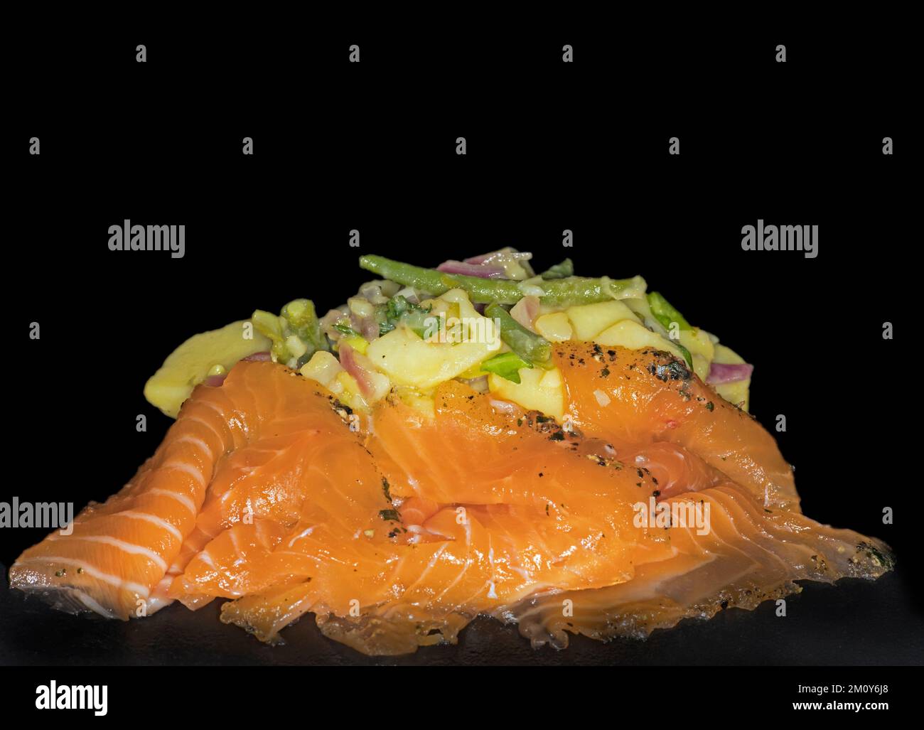 Salmone norvegese con insalata Foto Stock
