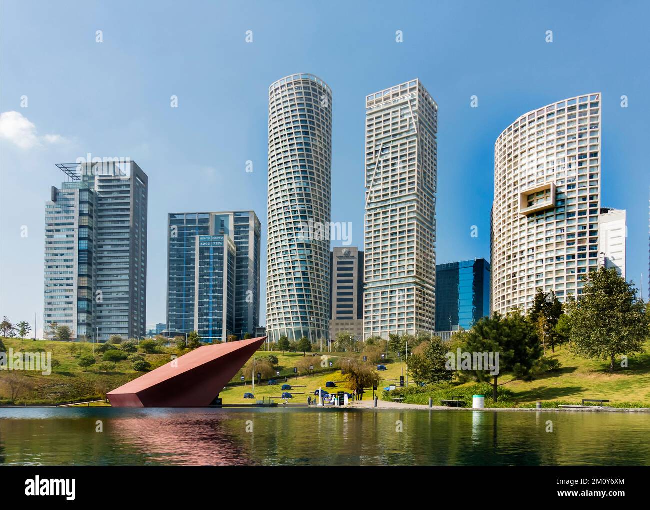Edifici moderni sul Paseo de Los Arquitectos visto da Parque la Mexicana, Santa Fe, Città del Messico, Messico Foto Stock