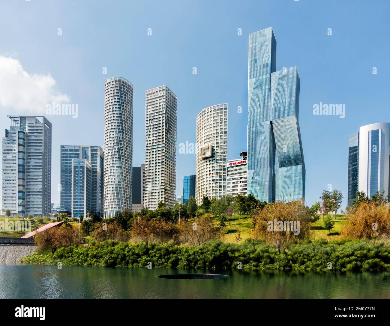 Edifici moderni sul Paseo de Los Arquitectos visto da Parque la Mexicana, Santa Fe, Città del Messico, Messico Foto Stock